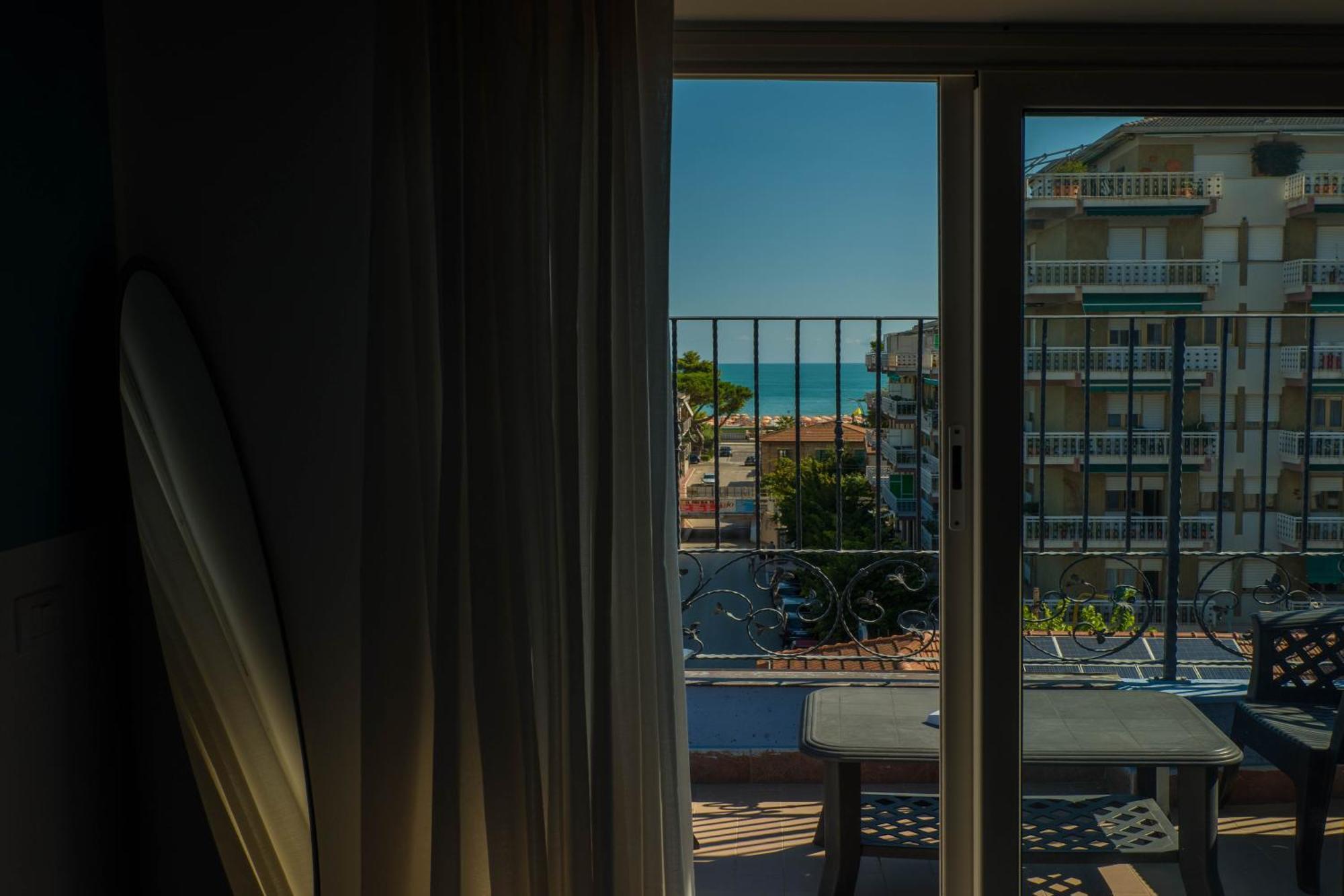 Hotel Albatros Roseto Degli Abruzzi Exterior photo